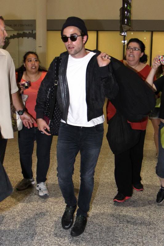 photo NEWHQPicsRobertPattinsonArrivingInToronto17thJuly20132.jpg