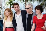 photo RobertPattinsonCoCosmopolisPhotocallCannesHQ56.jpg