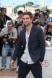 photo RobertPattinsonCoCosmopolisPhotocallCannesHQ8.jpg