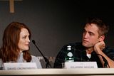 photo PIcsRobertPattinsonMapsToTheStarsPressConferenceHQ20.jpg