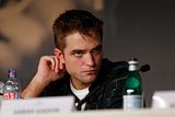 photo PIcsRobertPattinsonMapsToTheStarsPressConferenceHQ27.jpg