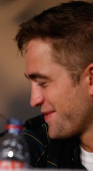 photo RobertPattinsonMapsStarsPressConferenceoCves_XXWuyl.jpg