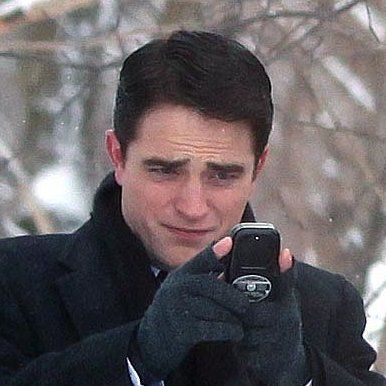  photo Robert-Pattinson-Black-Hair-Filming.jpg