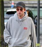  photo robert-pattinson-hangs-out-with-co-star-mia-goth-in-germany-02.jpg