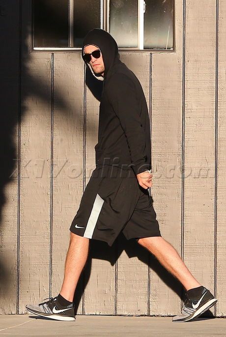  photo RobertPattinsonHoodie6.jpg