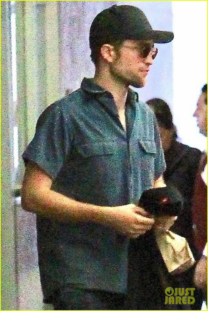  photo robert-pattinson-keeps-a-low-profile-in-beverly-hills-04.jpg