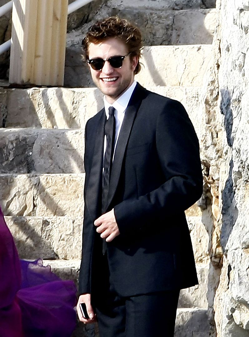 photo RobertPattinsonHeadingtoIngloriousBasterdsPremHQ20thMay.jpg