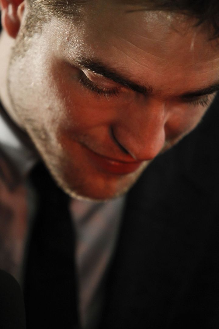 photo RobertPattinsonNewPicsfromBarcelonaNov17th2011038.jpg